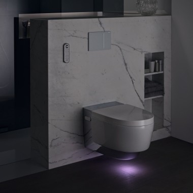 Geberit AquaClean Mera Comfort chroom met oriëntatieverlichting (© Geberit)