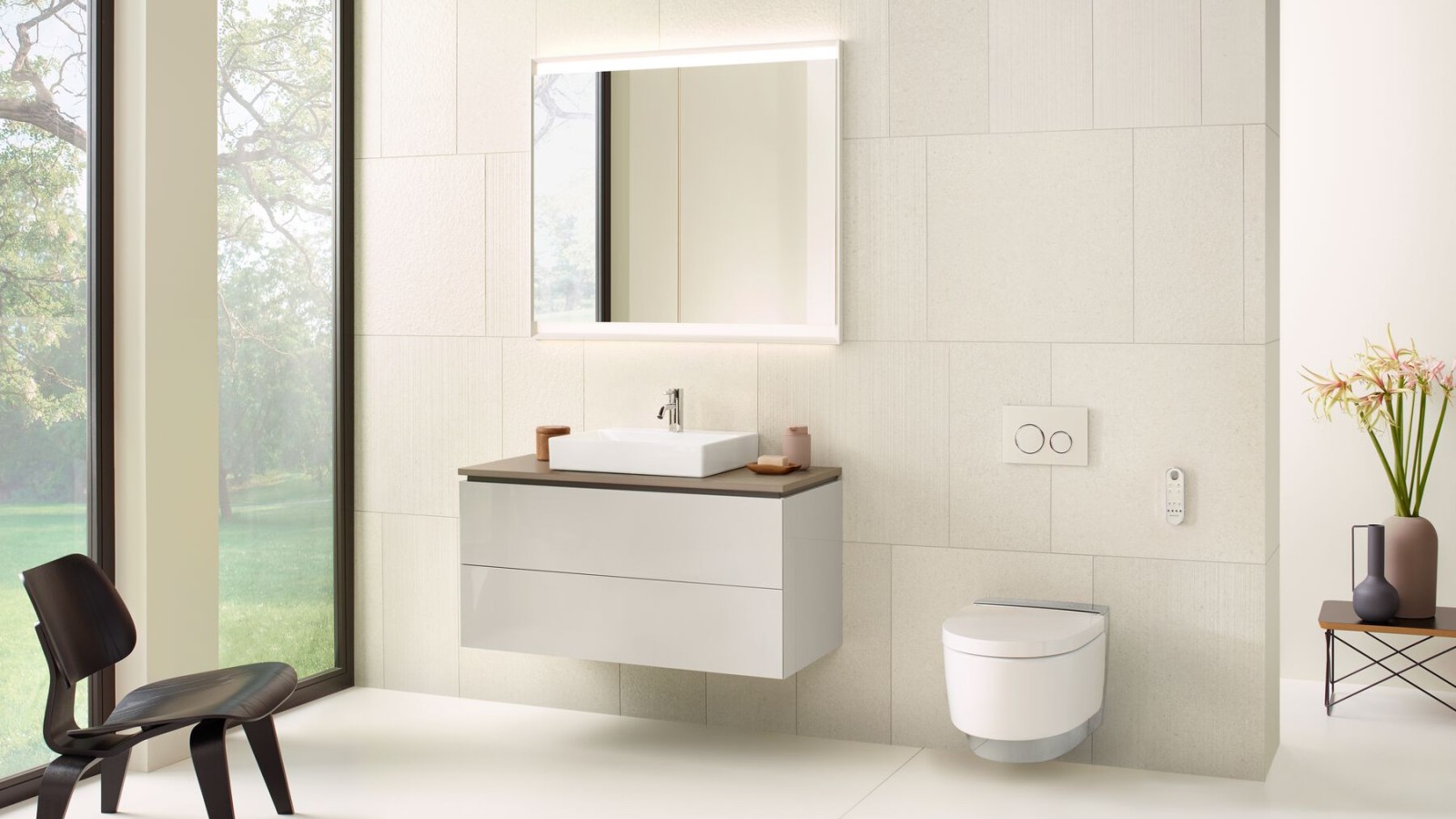 Salle de bains beige avec armoire de toilette, meuble sous lavabo, plaque de déclenchement et céramiques sanitaires de Geberit Salle de bains beige avec armoire de toilette, meuble sous lavabo, plaque de déclenchement et céramiques sanitaires de Geberit