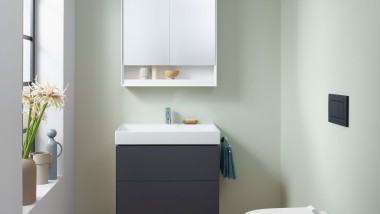 Blik in een gasten-wc met hang-wc, spiegelkast en wastafelonderkast uit de Geberit ONE badkamerserie