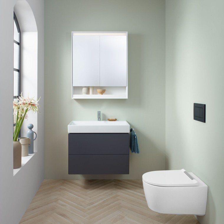Petite salle de bains en menthe avec lavabo en lave, armoire de toilette, plaque de commande et appareils en céramique de Geberit. Petite salle de bains en menthe avec lavabo en lave, armoire de toilette, plaque de commande et appareils en céramique de Geberit.