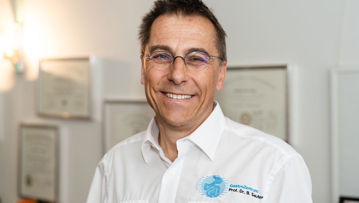 Portrait du Prof. Dr Bernhard Sauter, spécialiste en médecine interne et en gastro-entérologie (© Julia Dunlop)