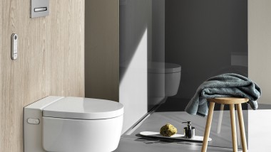 Geberit AquaClean Mera Comfort douche-wc met afstandsbediening en Sigma50 bedieningsplaat (© Geberit)