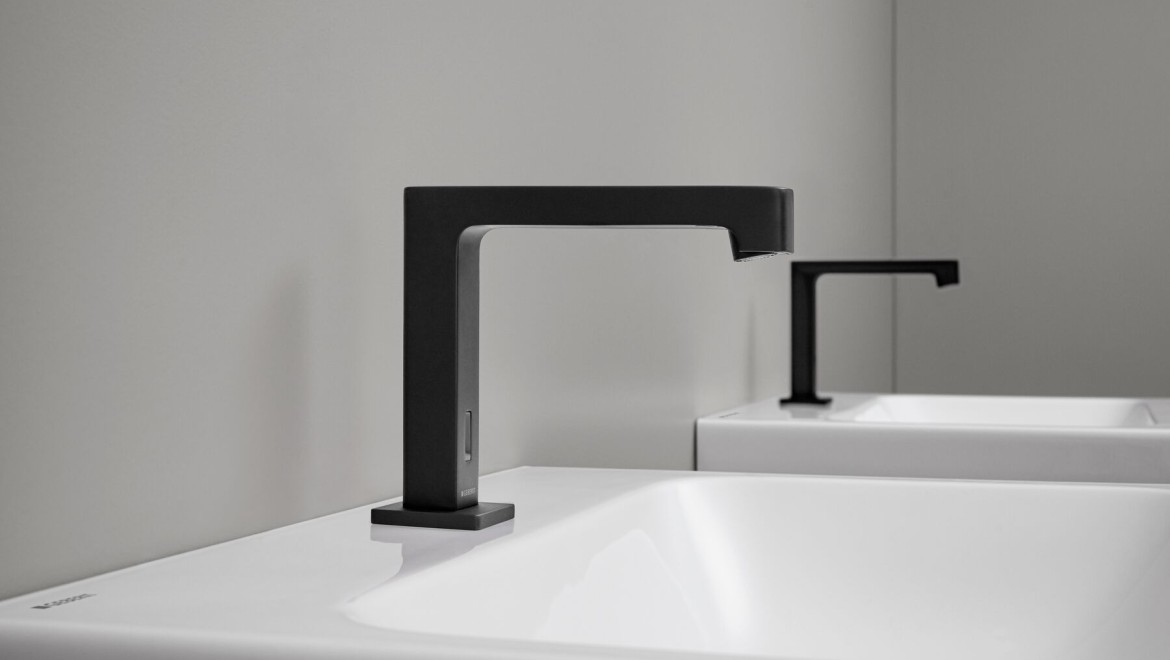 Robinetterie installée sur lavabo Brenta en noir mat (© Geberit)