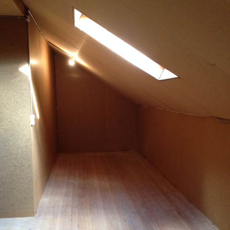 Kleine zolderbadkamer met een schuin plafond vóór de renovatie Kleine zolderbadkamer met een schuin plafond vóór de renovatie