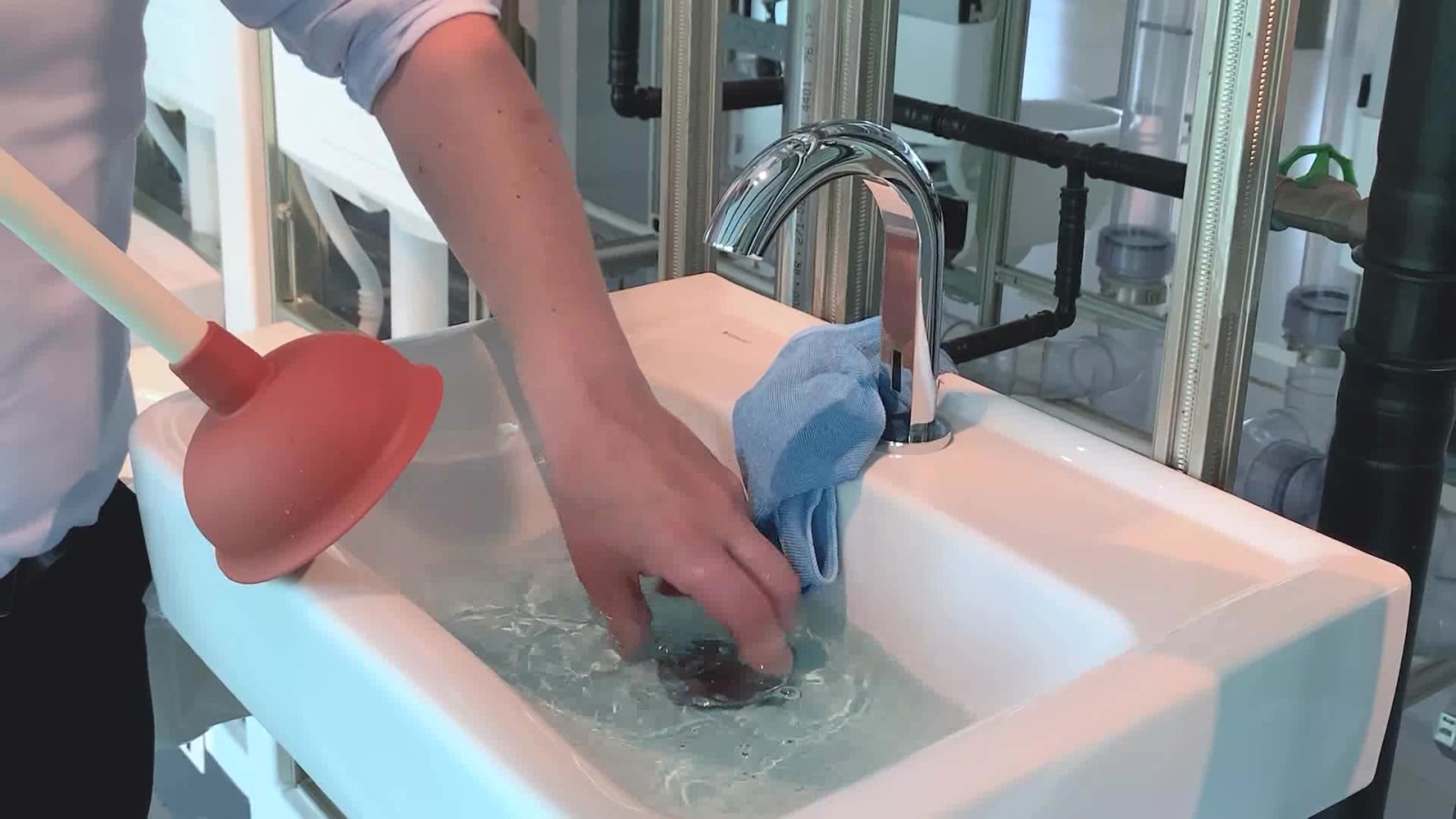 Water in de wastafel stroomt niet meer weg Water in de wastafel stroomt niet meer weg