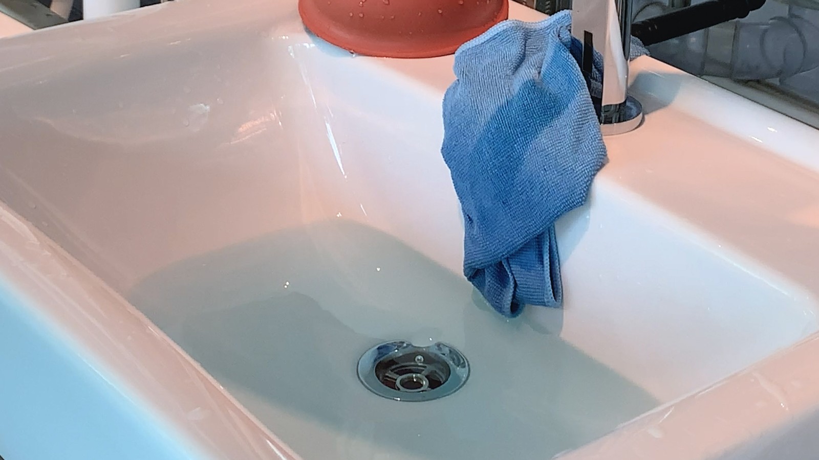 L’eau s’écoule du lavabo. L’eau s’écoule du lavabo.