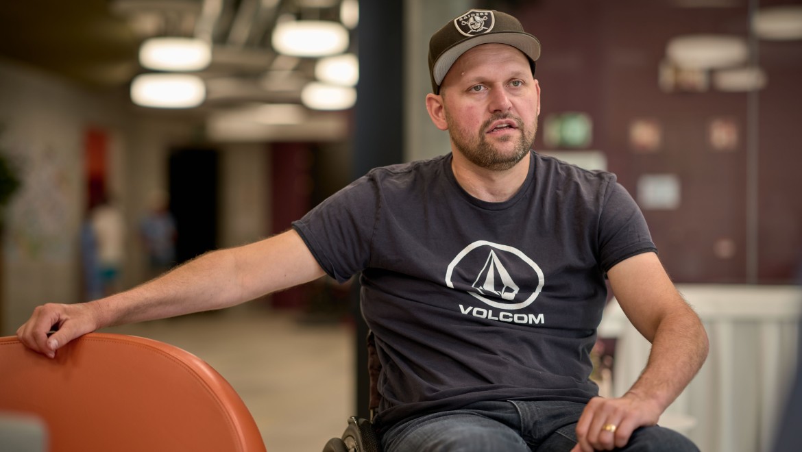 In gesprek met Peter Roos in het Zwitserse Centrum voor Paraplegie in Nottwil (© Ben Huggler)