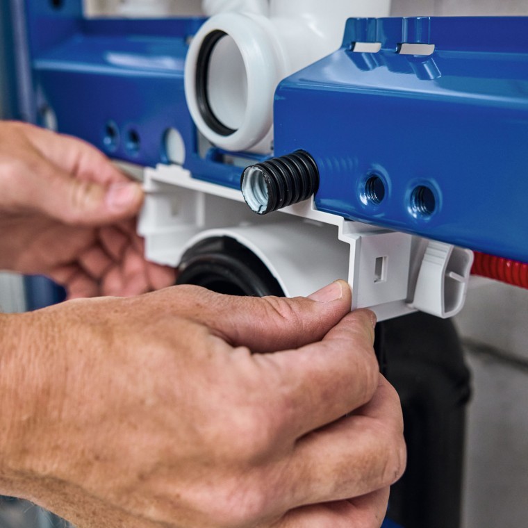 Le spécialiste sanitaire installe l’élément d’installation pour le WC ainsi que le boîtier de la Power & Connect Box de Geberit. Le spécialiste sanitaire installe l’élément d’installation pour le WC ainsi que le boîtier de la Power & Connect Box de Geberit.