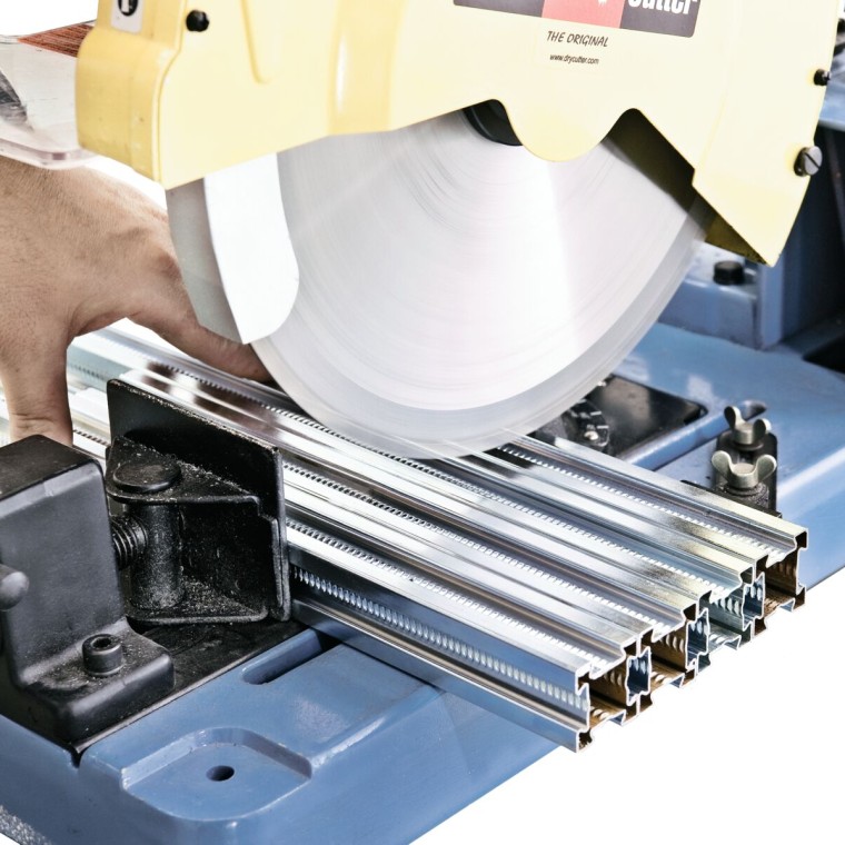 Découpe facile des profilés Geberit GIS. Découpe facile des profilés Geberit GIS.