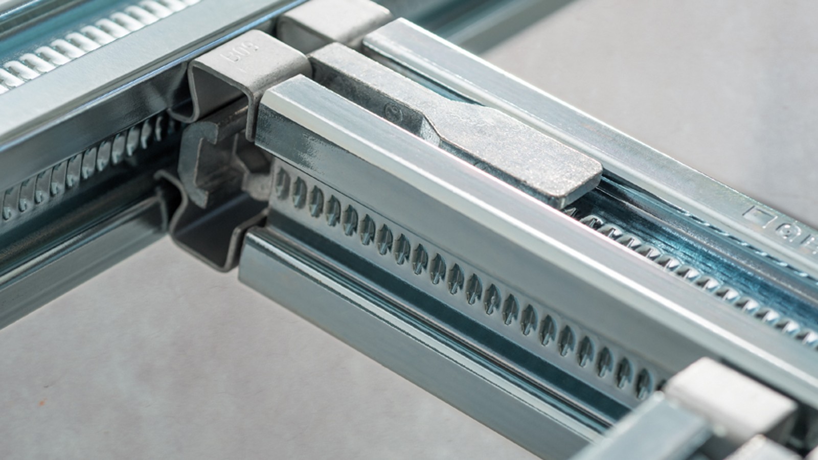 Profilé et élément d'assemblage Geberit GIS Profilé et élément d'assemblage Geberit GIS