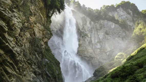 Imposante cascade dans un paysage vert (© Geberit)