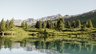 Imposante waterval in een groen landschap (© Geberit)