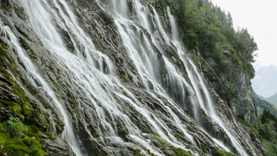 Imposante waterval in een groen landschap (© Geberit)