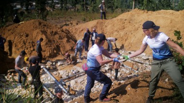 Les collaborateurs de Geberit posent des conduites dʼalimentation en eau dans un village népalais (© Marcin Mossakowski)