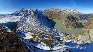 Vue du sommet sur un paysage hivernal dans la région du Grimsel (© Kraftwerke Oberhasli AG)