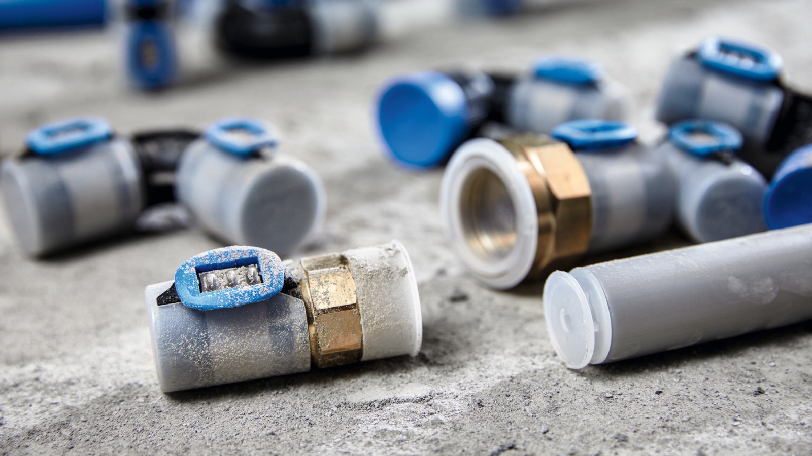 Geberit FlowFit fittingen en buizen zijn beschermd tegen vuil met beschermkappen Geberit FlowFit fittingen en buizen zijn beschermd tegen vuil met beschermkappen