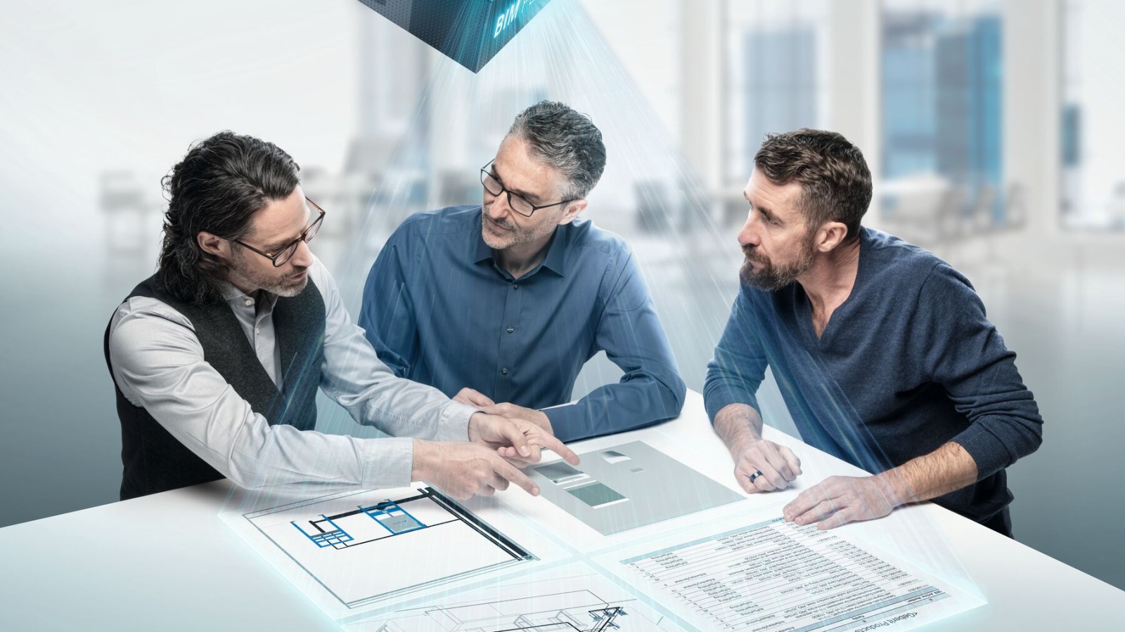 Planners diep in discussie rond een tafel met BIM-symbool Planners diep in discussie rond een tafel met BIM-symbool