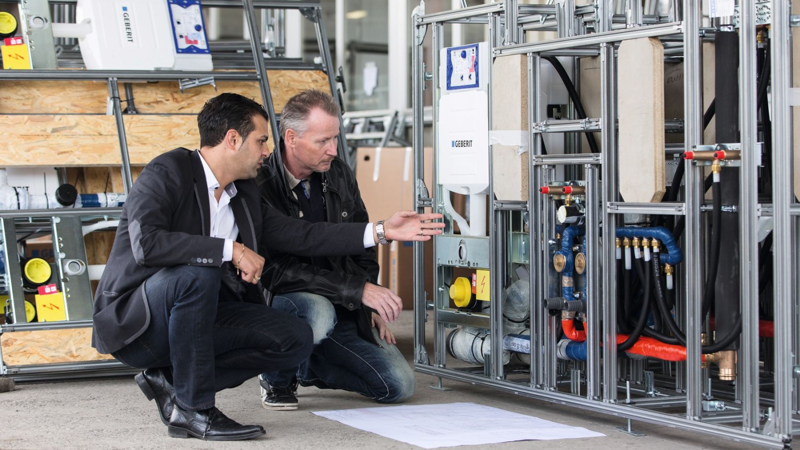 De Geberit-vertegenwoordiger controleert of de installatie correct is. De Geberit-vertegenwoordiger controleert of de installatie correct is.