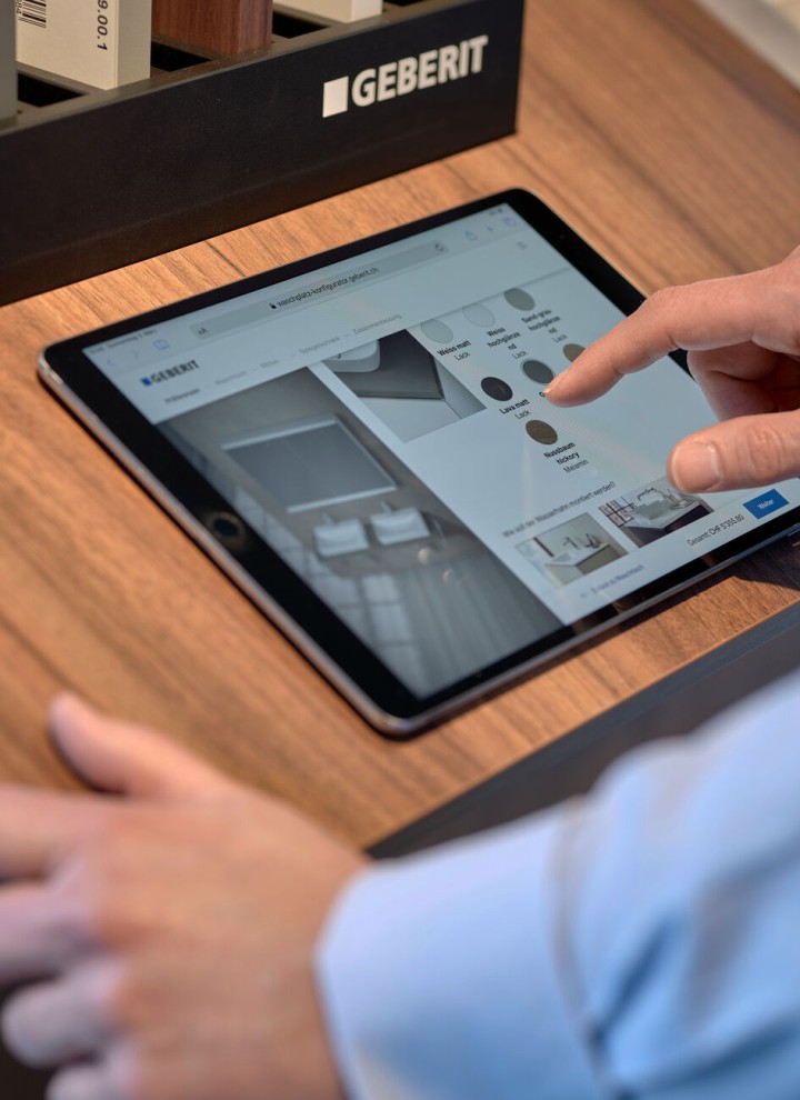 Man met tablet selecteert producten in een configurator