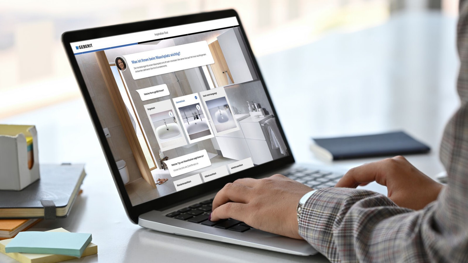 Laptop met screenshot van de Geberit inspiratietool Laptop met screenshot van de Geberit inspiratietool