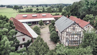 Voor ‘Ein Ding der Möglichkeit’ vonden de projecteigenaars een thuis in Noord-Duitsland. Op het uitgestrekte terrein staan verschillende gebouwen, waaronder een vakwerkhuis (© Geberit)