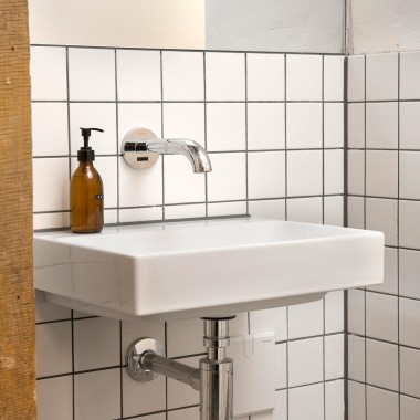 Les robinets Geberit Piave des locaux sanitaires sont particulièrement hygiéniques grâce à leur actionnement sans contact (© Geberit)