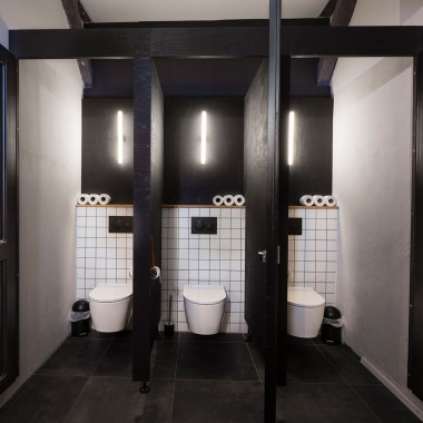 Les locaux sanitaires dotés de produits Geberit apportent une réelle touche de modernité dans un cadre traditionnel (© Geberit).