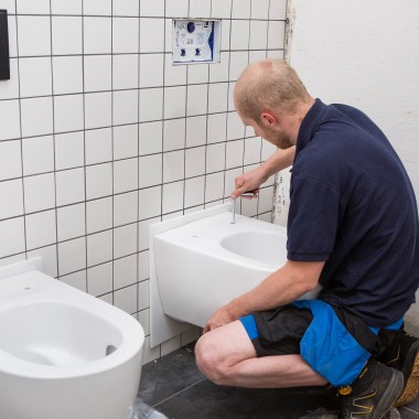 De sanitaire ruimtes werden uitgerust met ONE-wc's van Geberit, die niet alleen scoren door hun design, maar ook door hun snelle installatie (© Geberit)