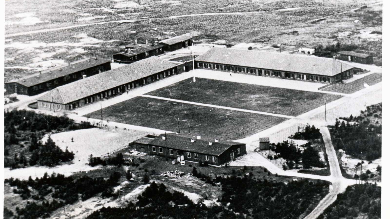 Het grootste vluchtelingenkamp van Denemarken werd in 1945 opgericht in Oksbøl (© Blåvandshuk Local History Archive) Het grootste vluchtelingenkamp van Denemarken werd in 1945 opgericht in Oksbøl (© Blåvandshuk Local History Archive)
