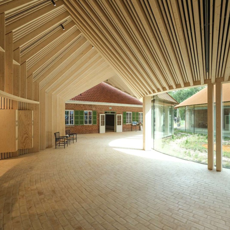 80.000 gele bakstenen sieren de vloer van het museum, zoals hier in de gewelfde verbindingsgang (© R_Hjortshoj) 80.000 gele bakstenen sieren de vloer van het museum, zoals hier in de gewelfde verbindingsgang (© R_Hjortshoj)