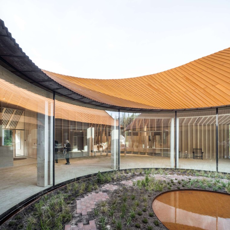 Grote glazen ramen bieden uitzicht op de binnenplaats en laten het licht binnenstromen in de entreehal van het museum (© R_Hjortshoj) Grote glazen ramen bieden uitzicht op de binnenplaats en laten het licht binnenstromen in de entreehal van het museum (© R_Hjortshoj)