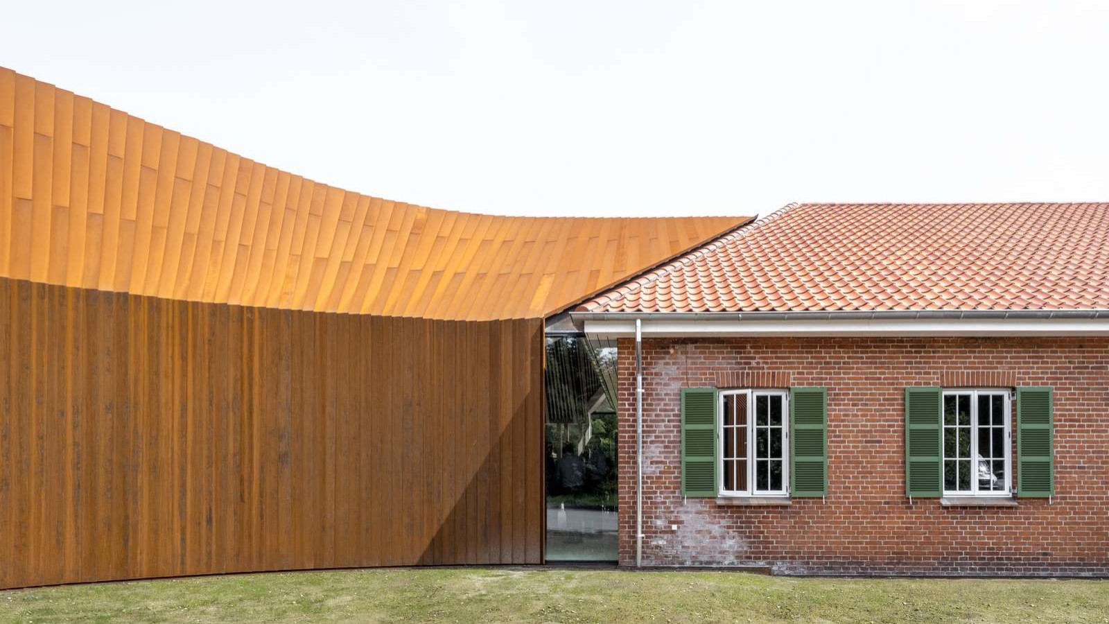 Het heden en het verleden vormen een eenheid: links de moderne aanbouw, rechts de voormalige ziekenhuisvleugel van het vluchtelingenkamp in Oksbøl (© R_Hjortshoj) Het heden en het verleden vormen een eenheid: links de moderne aanbouw, rechts de voormalige ziekenhuisvleugel van het vluchtelingenkamp in Oksbøl (© R_Hjortshoj)