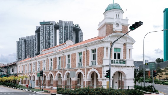 Restaurant Born is gevestigd in het station Jinrikisha, een van de weinige historische gebouwen in Singapore. Het is eigendom van acteur Jackie Chan (© Owen Raggett)