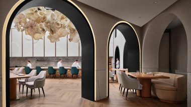 Het gastronomische restaurant Born in Singapore is zowel binnen als buiten een pronkstuk van design (© Owen Raggett)