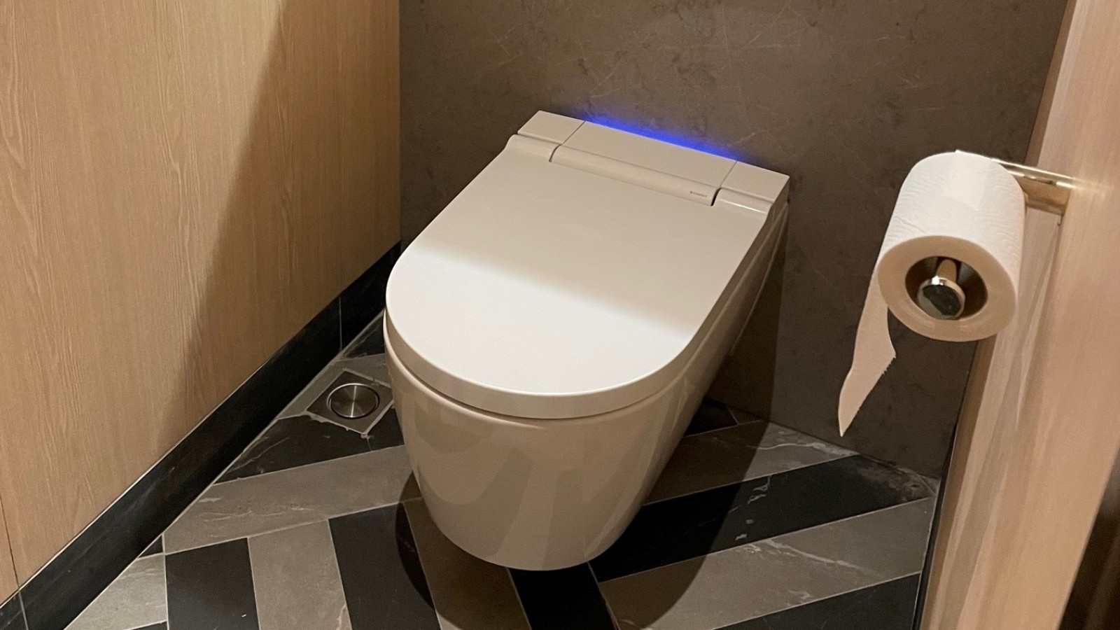 Les sanitaires sont notamment équipées de WC-douches Geberit AquaClean Sela et d’urinoirs Geberit (© Owen Raggett) Les sanitaires sont notamment équipées de WC-douches Geberit AquaClean Sela et d’urinoirs Geberit (© Owen Raggett)