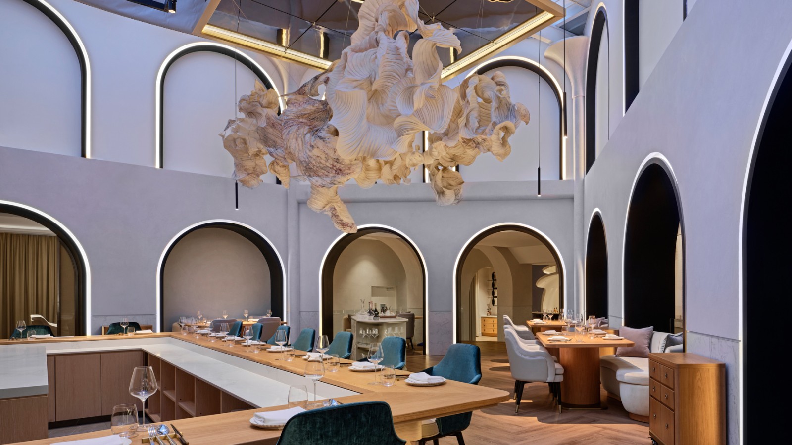 Un nuage de papier plane au-dessus de la salle à manger principale du nouveau restaurant étoilé Born à Singapour (© Owen Raggett) Un nuage de papier plane au-dessus de la salle à manger principale du nouveau restaurant étoilé Born à Singapour (© Owen Raggett)