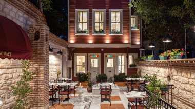 De binnenplaats van het Turkish House hotel in Istanbul combineert structurele en decoratieve elementen uit verschillende tijdperken (© Hotel Turkish House)