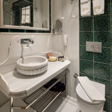 Geberit apporte le confort moderne dans les salles de bains. L’utilisation économe de l’eau étant capitale pour l’architecte, des systèmes de rinçage à 2 volumes ont été installés partout (© Hôtel Turkish House)