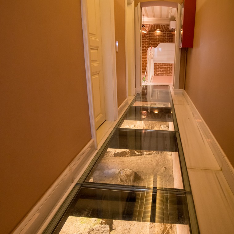 Dans les couloirs du rez-de-chaussée, les vestiges de l’ancien mur d’enceinte du palais sont visibles sous un sol vitré (© Hande Erçin) Dans les couloirs du rez-de-chaussée, les vestiges de l’ancien mur d’enceinte du palais sont visibles sous un sol vitré (© Hande Erçin)