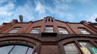 De spoorwegfabriek die op de werelderfgoedlijst staat, wordt beschouwd als een van de beroemdste industriële gebouwen van Finland (© Kansallis Teatteri)