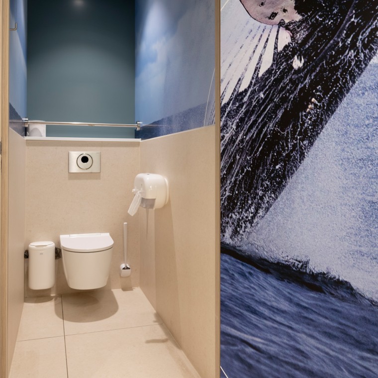 WC suspendu Geberit ONE avec technologie TurboFlush et déclenchement automatique du rinçage