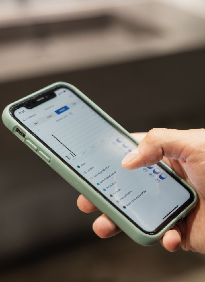 Consultation des données d’utilisation directement sur l’appareil via l’application Geberit Control, ou de manière centralisée via la passerelle Geberit Gateway Consultation des données d’utilisation directement sur l’appareil via l’application Geberit Control, ou de manière centralisée via la passerelle Geberit Gateway