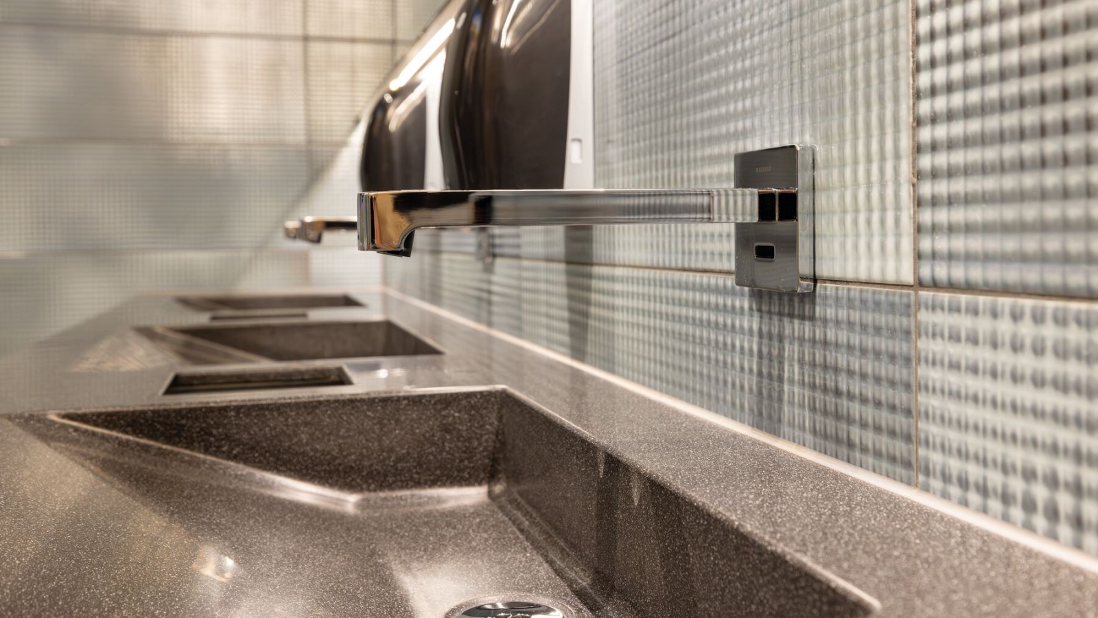 Robinet mural Geberit Brenta pour l’espace lavabo Robinet mural Geberit Brenta pour l’espace lavabo