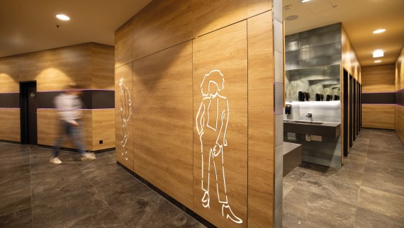 Entree van de sanitairinstallaties in het winkelcentrum FMZ Entree van de sanitairinstallaties in het winkelcentrum FMZ