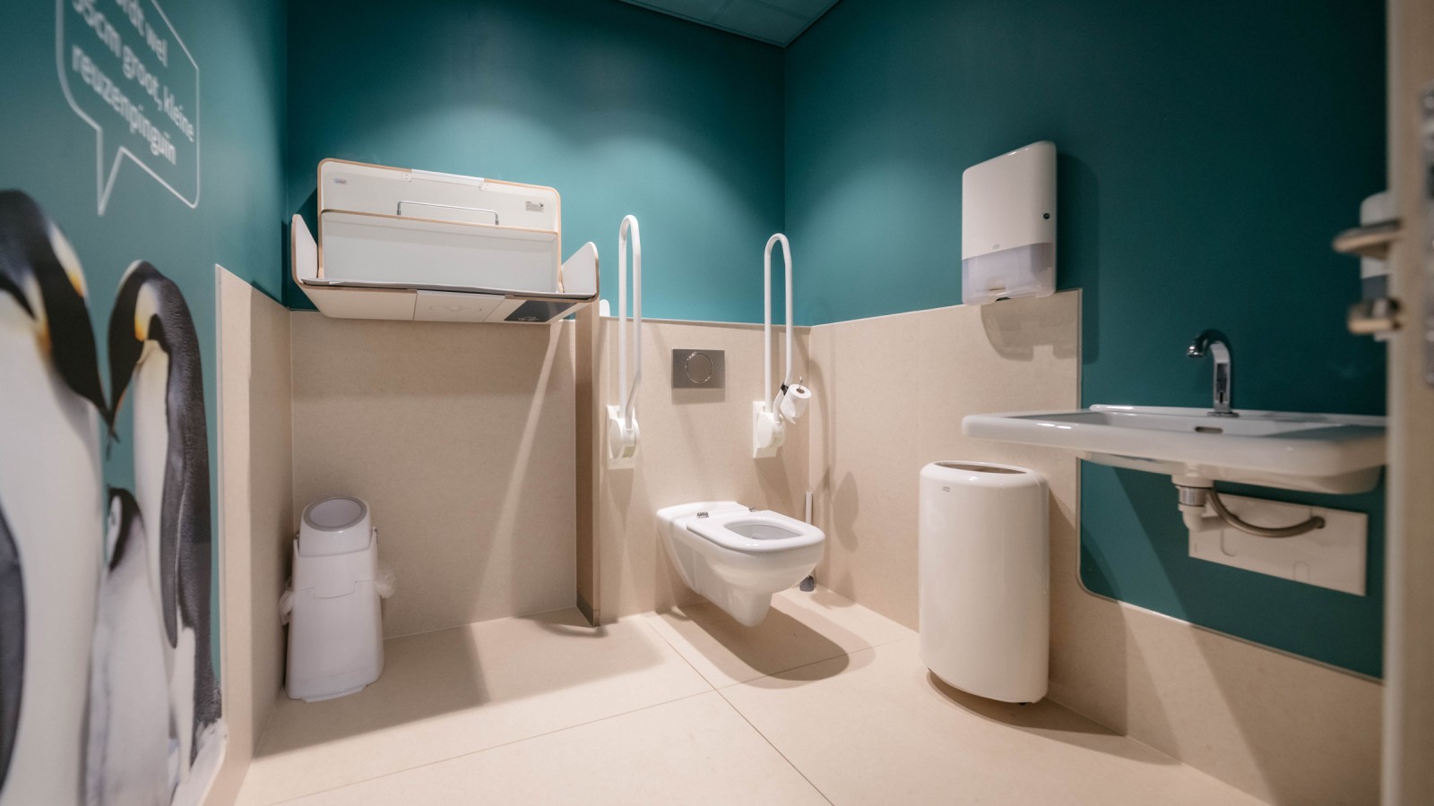 De apparatuur in het invalidentoilet bestaat ook grotendeels uit producten van Geberit (© Michiel Stock)