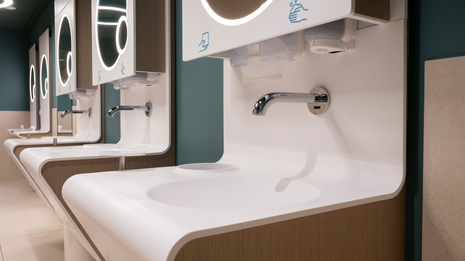 Geberit Piave wastafelkranen zijn geïnstalleerd op de wastafels (© Meike Goebel)