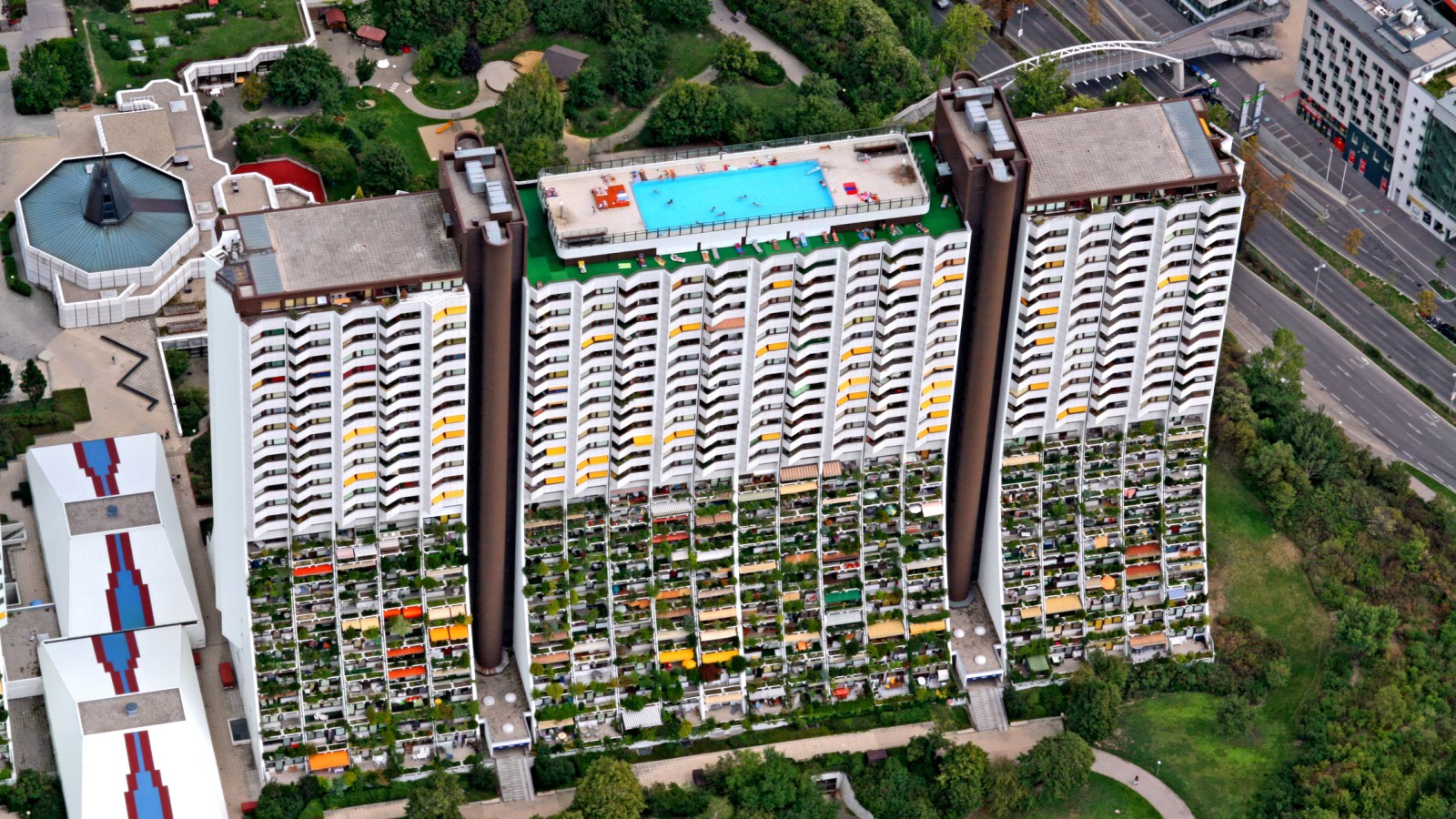 In die tijd waren de zwembaden een nieuwigheid in de sociale woningbouw en een handelsmerk van architect Harry Glück (© Julius Silver) In die tijd waren de zwembaden een nieuwigheid in de sociale woningbouw en een handelsmerk van architect Harry Glück (© Julius Silver)