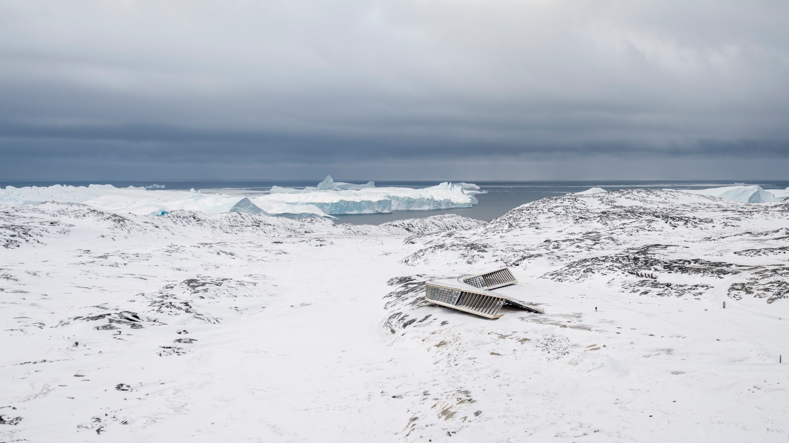 Het Icefjord Centre is het enige gebouw midden in het ijzige landschap (© Adam Mørk) Het Icefjord Centre is het enige gebouw midden in het ijzige landschap (© Adam Mørk)