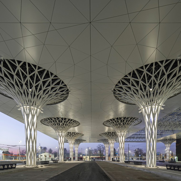 De opengewerkte zuilen zijn een bijzondere blikvanger van het nieuwe gebouw (© Rafał Chojnacki)