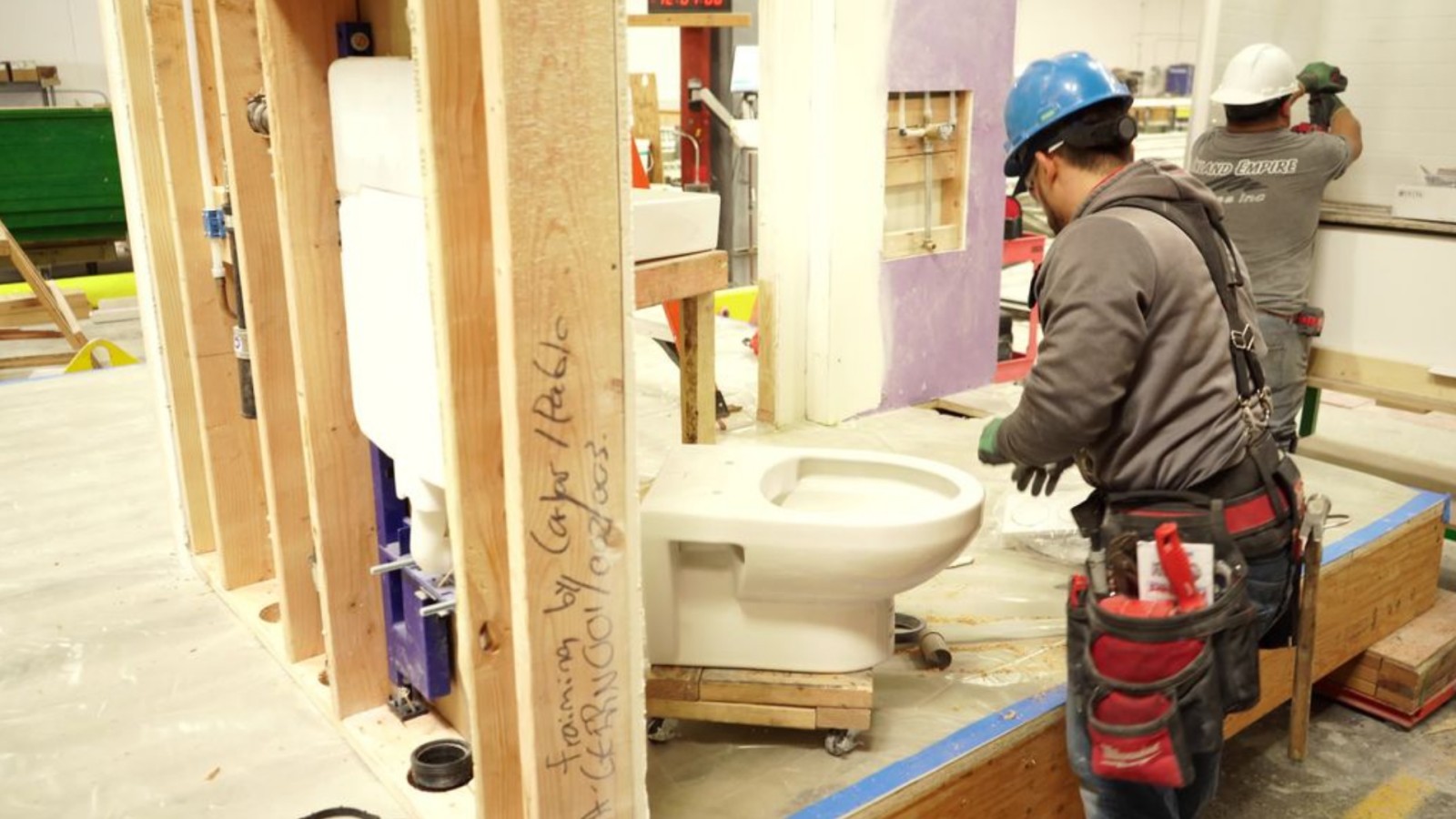 Dans la salle de bains, l’entreprise mise sur des éléments Geberit Duofix gain de place avec réservoir de chasse à encastrer. (© Geberit) Dans la salle de bains, l’entreprise mise sur des éléments Geberit Duofix gain de place avec réservoir de chasse à encastrer. (© Geberit)